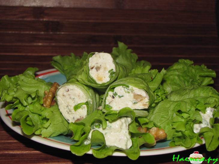 Рулетики из салата с сыром и орехами