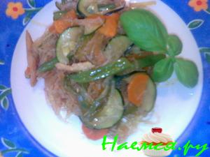 Стеклянная вермишель с индюшкой и овощами