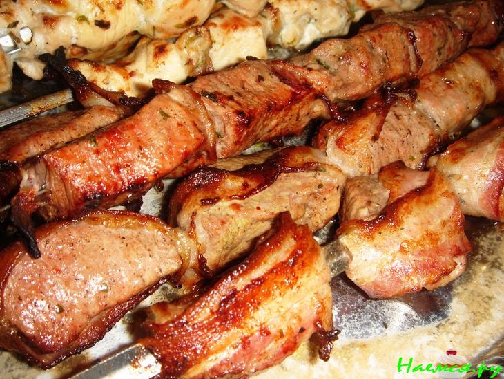 Шашлык из мяса ягненка с беконом