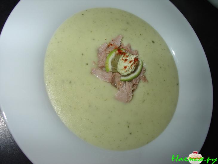 Крем-суп с цуккини, тунцом и авокадовым маслом