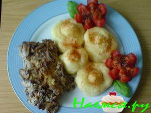 Рыба, запеченная под грибами