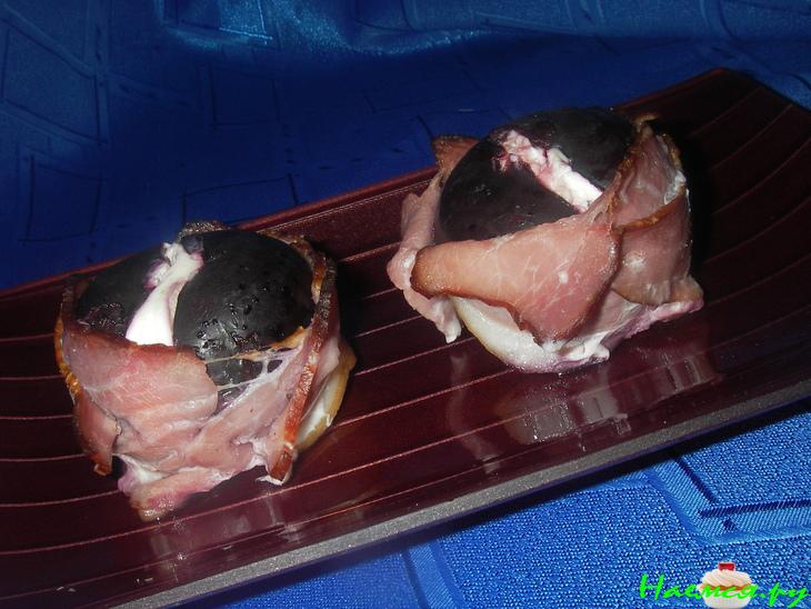 Сливы с сыром и копченой грудинкой Сливы с сыром и копченой грудинкой