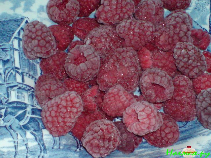 Пирожное из слоеного теста и бананово-малинового суфле