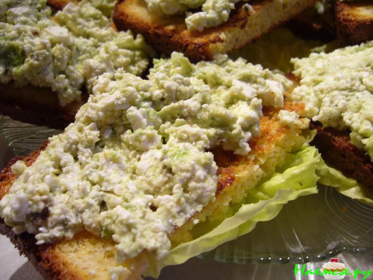 Гренки со смесью авокадо и феты Гренки со смесью авокадо и феты