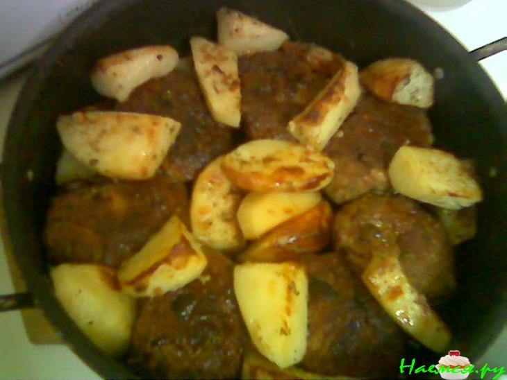 Бифтеки (котлеты) с картофелем в духовке