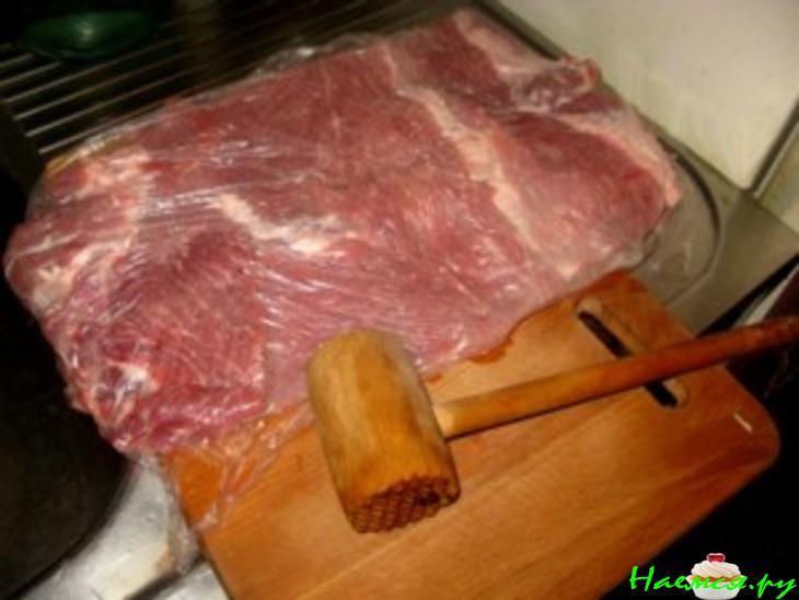 Рулет из свинины с грушами и сыром