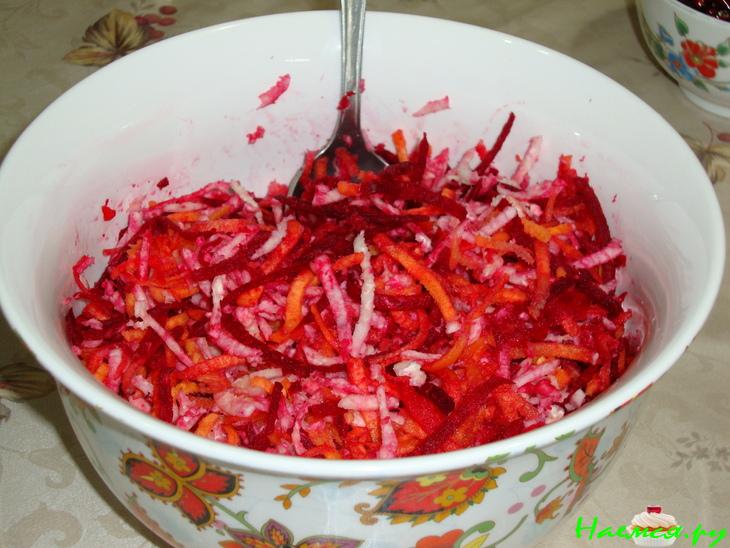 Cалат из свеклы с кольраби и кунжутом Cалат из свеклы с кольраби и кунжутом