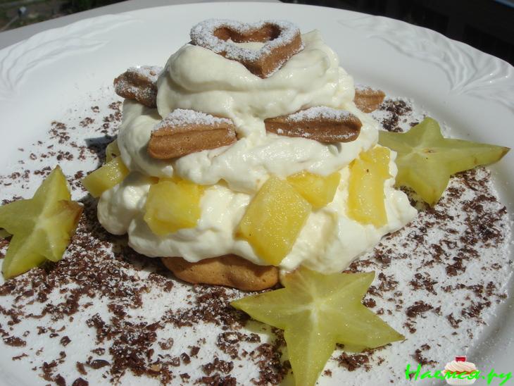 Десерт с песочным печеньем и фруктами Десерт с песочным печеньем и фруктами