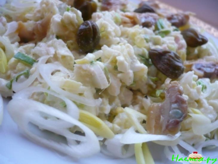 Салат с копчеными ракушками, курицей, луком пореем и яблоком