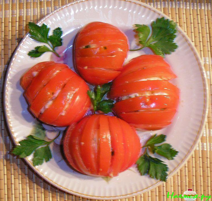 Фаршированные яйцом и зеленью помидоры