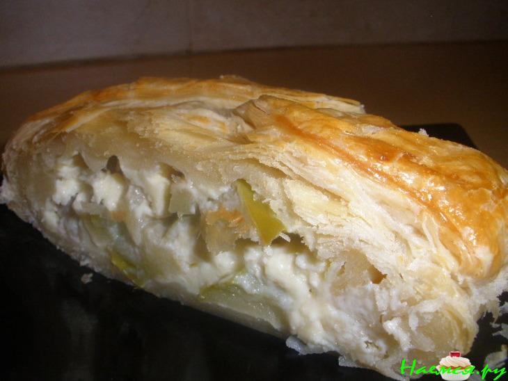 Слоеный пирог с яблочно-творожной начинкой Слоеный пирог с яблочно-творожной начинкой