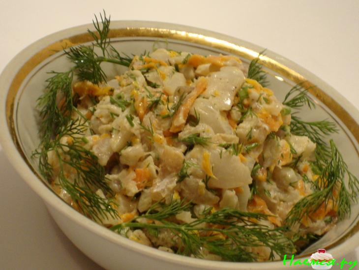 Рыбный салат с морковью