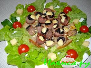 Чернослив, запечённый с беконом и сыром