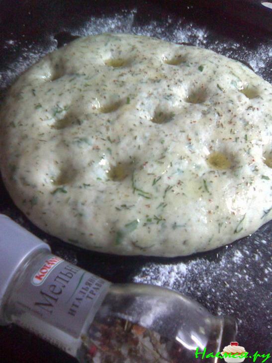 Фокачча с пряными травами и пицца по-русски из того же теста Фокачча с пряными травами и пицца по-русски из того же теста