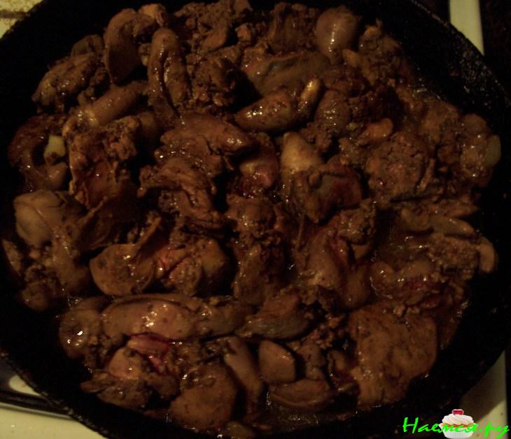 Нежный паштет из куриной печени и сердечек