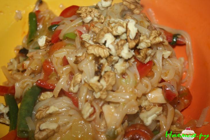 Рисовая лапша с мясом, овощами и орехами