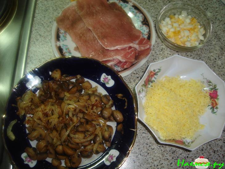 Рулетики из свиного филе с яйцом, сыром и грибами Рулетики из свиного филе с яйцом, сыром и грибами