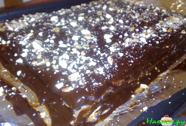 Пирожное в шоколадной глазури с орехами и изюмом