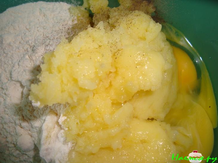 Картофельные кнедли с начинкой и соусом