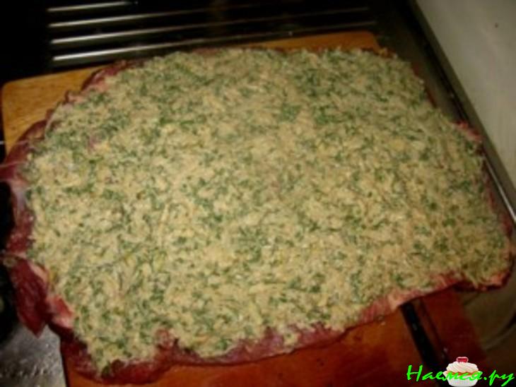 Рулет из свинины с грушами и сыром