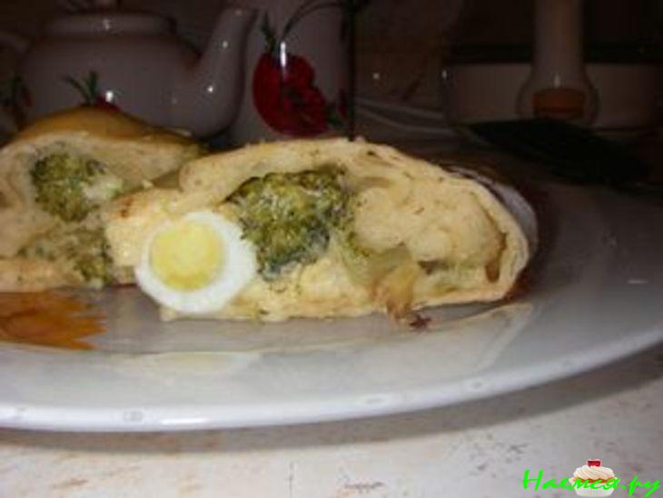 Кальцоне с брокколи и перепелиными яйцами Кальцоне с брокколи и перепелиными яйцами