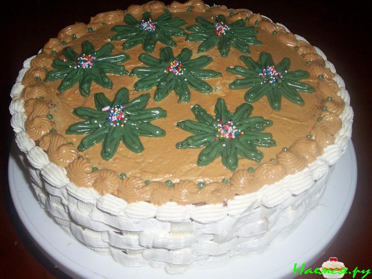 Шоколадный торт с кремом