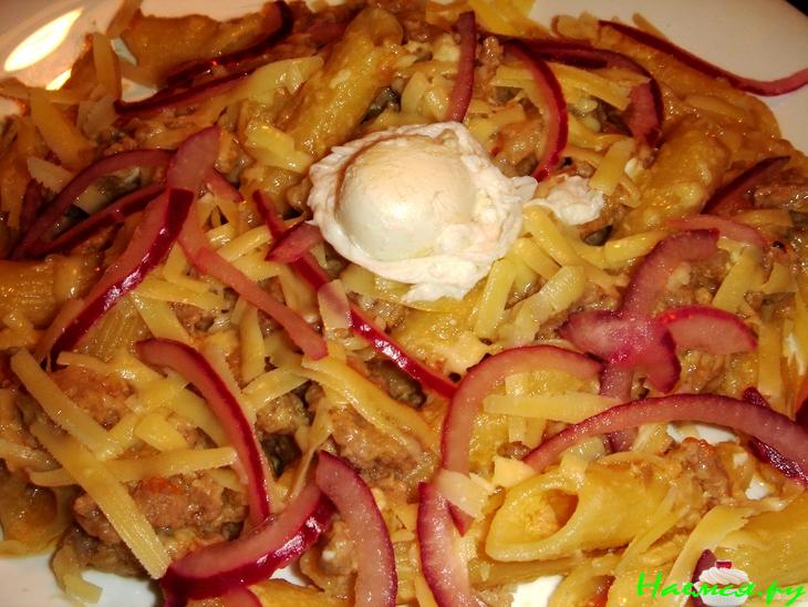 Пенне с мясным соусом и яйцом "Пашот"