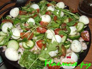 Салат с креветками и перепелиными яйцами Салат с креветками и перепелиными яйцами