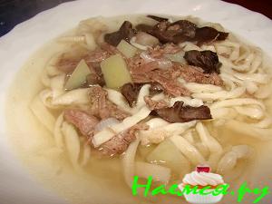 Суп с домашней лапшой, тушёнкой и грибами