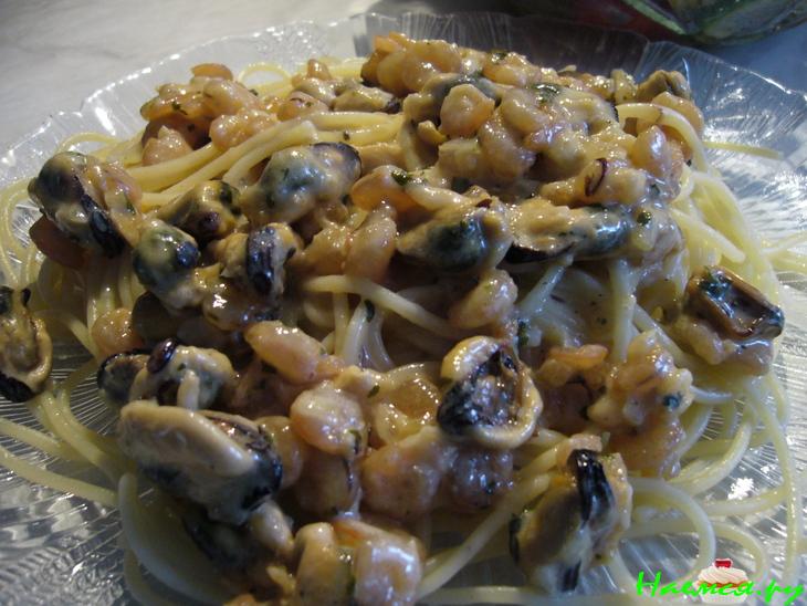 Спагетти с креветками и мидиями в сливочном соусе