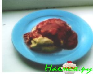 Десерт "манный" под малиновым соусом