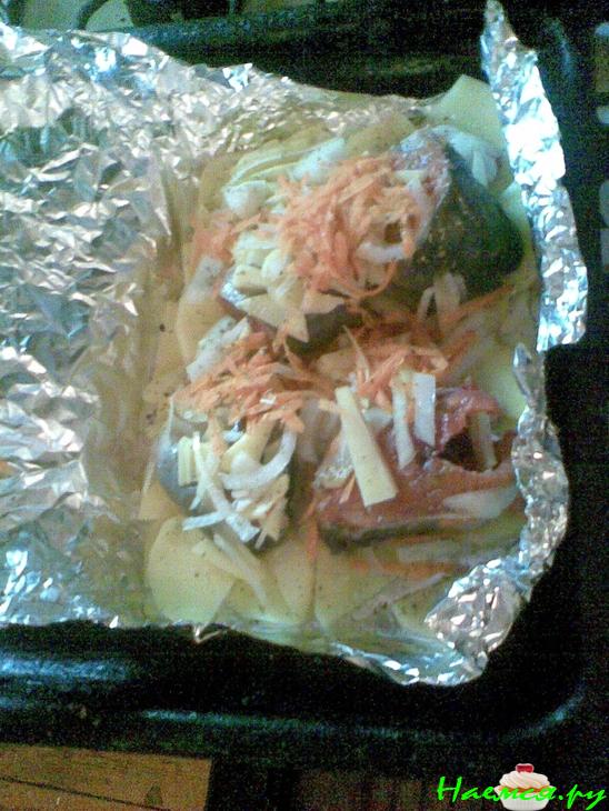 Рыбка в фольге с овощами (горбуша)