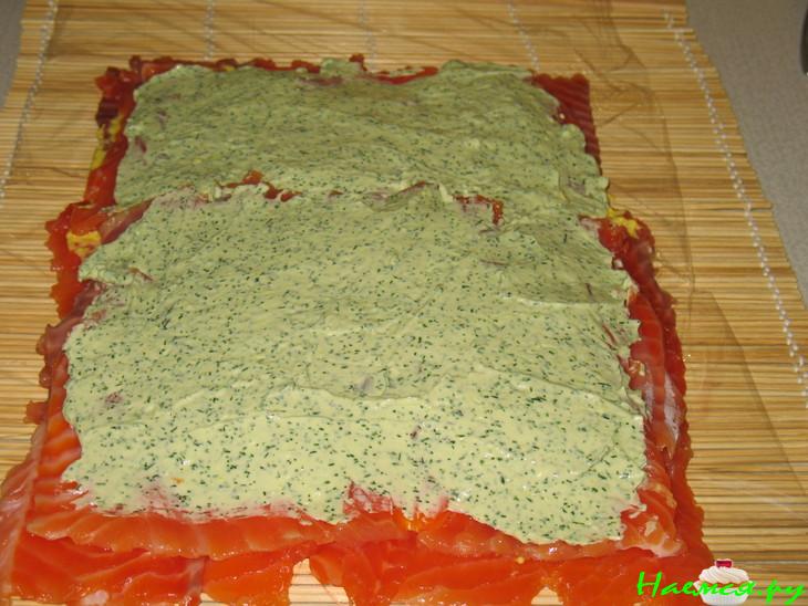 Рулет из лосося и сливочного сыра