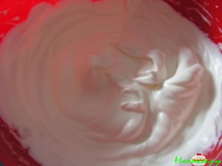 Бисквитные пирожные с грушами и с миндалем Бисквитные пирожные с грушами и с миндалем