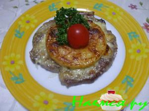 Свинина, запеченная с ананасами и сыром