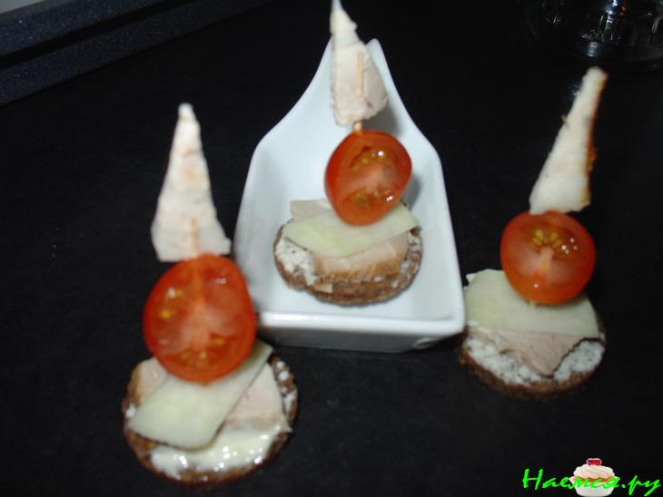 Закуска с хлебом PUMPERNICKEL