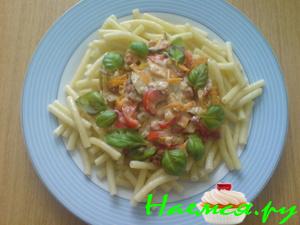 Макароны в сырно-овощном соусе