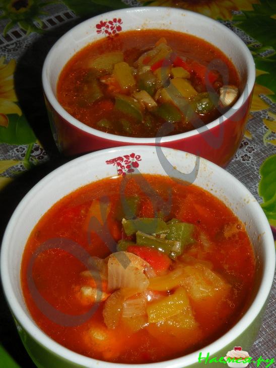 Гуляш куриный &laquo;Светофор&raquo; с красным, желтым и зеленым перцем