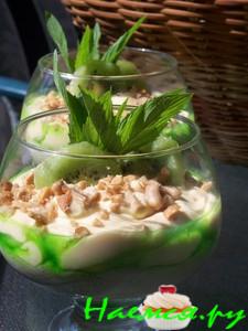 Десерт творожно-фруктовый с мятным ликёром