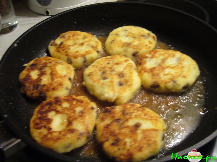 Не совсем обычные сырники с орехами и изюмом Не совсем обычные сырники с орехами и изюмом