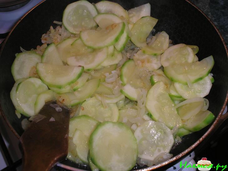 Пирог-запеканка из кабачка-цукини и курицы