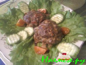 Бифштекс с копченой грудинкой и сыром