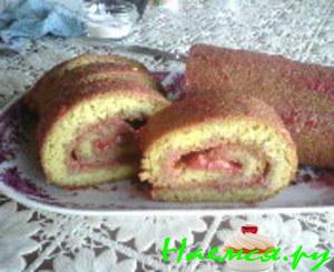 Рулет бисквитный с клубникой