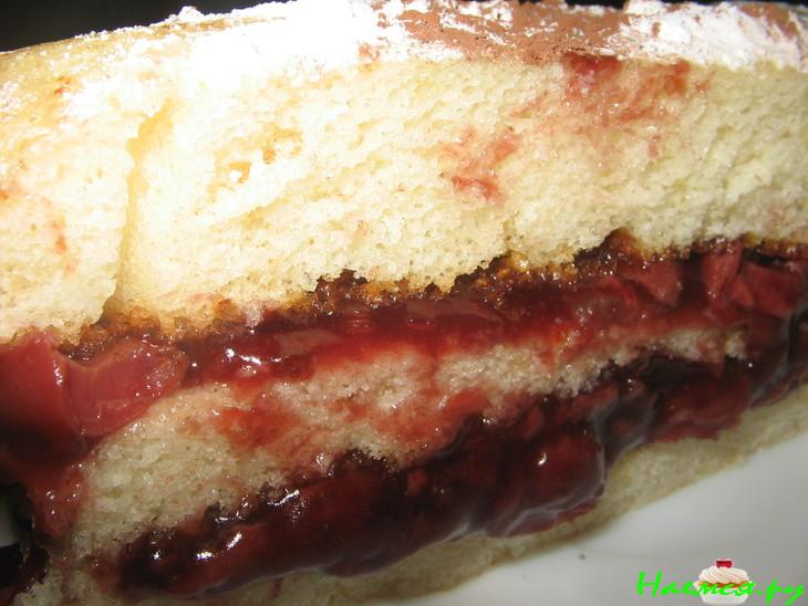 Бисквитный рулет со сгущенкой с вишневой начинкой