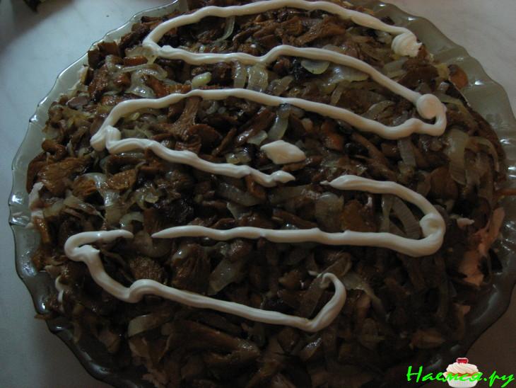 Салат с куриной грудкой и грибами "Сытный"