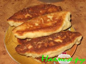 Жареные пирожки с мясом, яблоками