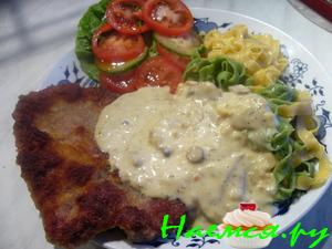 Свиной шницель с соусом по-охотничьи