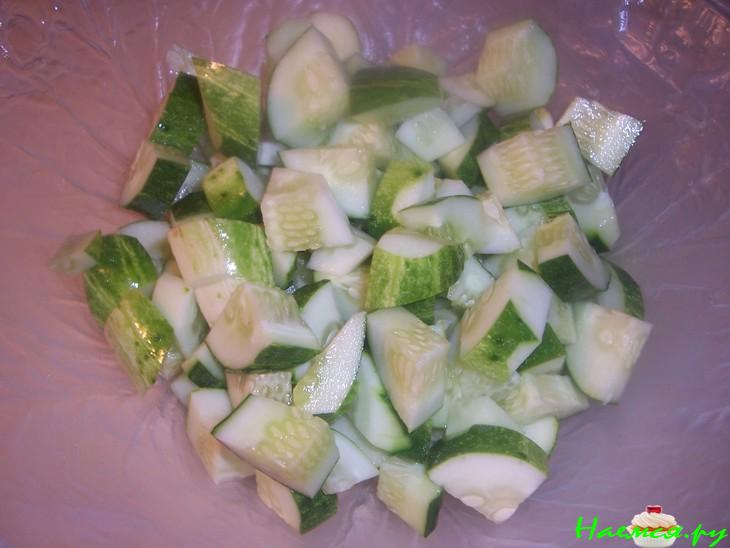 Огуречный салат с соусом из редиса