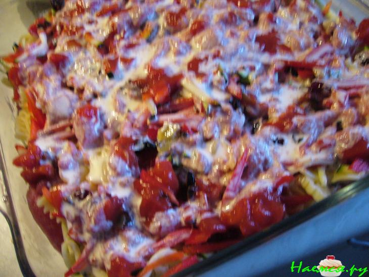 Мясо, запеченное под макронно-овощным гарниром, быстро и без особых хлопот