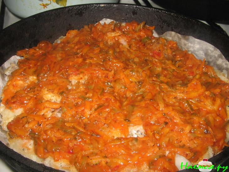 Рыба запеченная под малосольным огурчиком